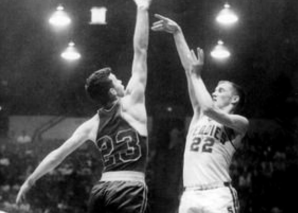 Minneapolis Roosevelt alumn Tom Nordland shooting a jumpshot as a Roosevelt Teddy